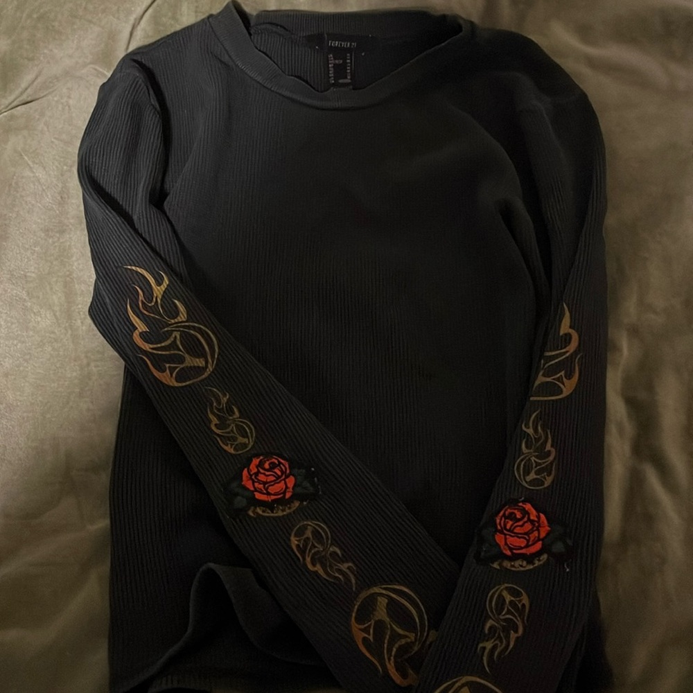 Black crop designs on side